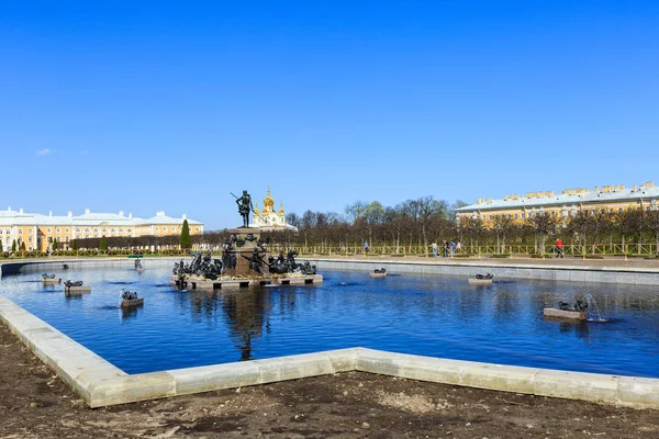 春晴れた日にピーターホフ公園のアッパーガーデンのネプチューン噴水 — ストック写真