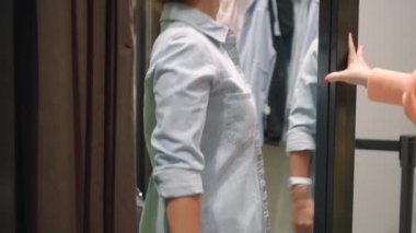 Kız arkadaşlar birlikte alışveriş yapıyor. Kot giyen neşeli, genç ve güzel bir kadın.