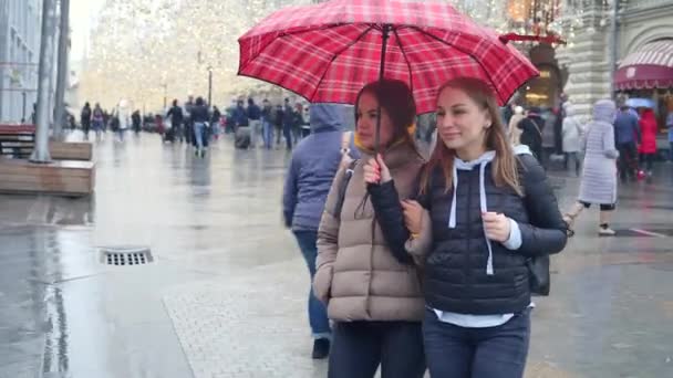 Deux femmes meilleur ami marche sur la célèbre rue Nilolskaya avec parapluie rouge — Video