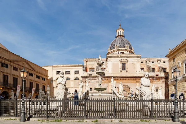 Praetorian szökőkút műemlékekkel Piazza Pretoria, Palermo, Olaszország — Stock Fotó