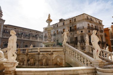 Piazza Pretoria 'daki utanç pınarı, San Giuseppe dei Teatini kilisesi şapelleri.