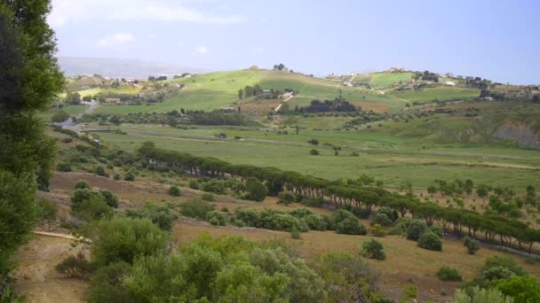 Wolken schaduwen lopen over de aarde. Prachtig landschap in de vallei van de tempels — Stockvideo