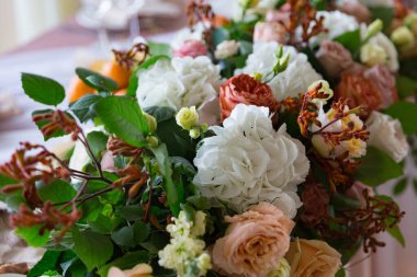 Ziyafet salonunda çok güzel bir düğün süsü. Mumlar, ortanca, çıplak güller