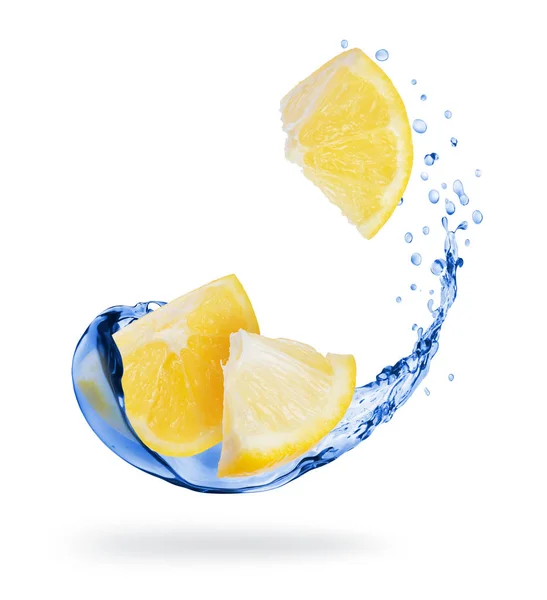 Corte Pedaços Limão Com Salpicos Água Doce Close Fundo Branco — Fotografia de Stock