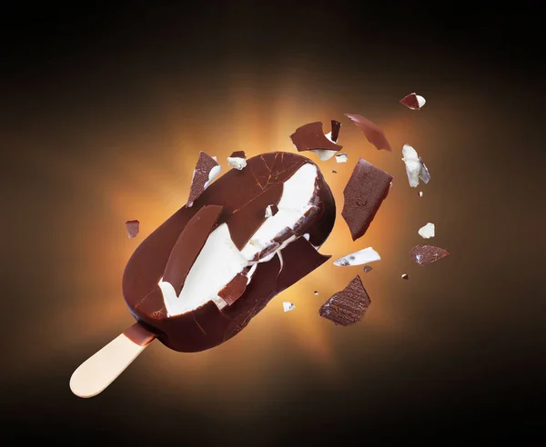 Çikolatalı Dondurma Karanlıkta Parçalara Kırık — Stok fotoğraf