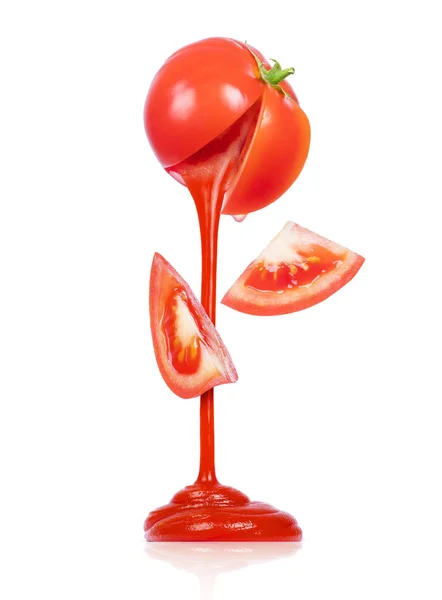 番茄酱从白色背景的新鲜西红柿中流出 — 图库照片