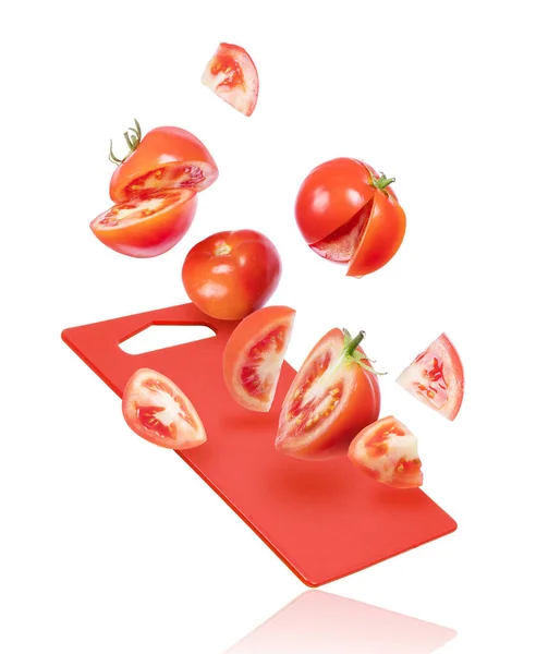 Tomatenscheiben Fallen Auf Das Küchenbrett Auf Weißem Hintergrund — Stockfoto