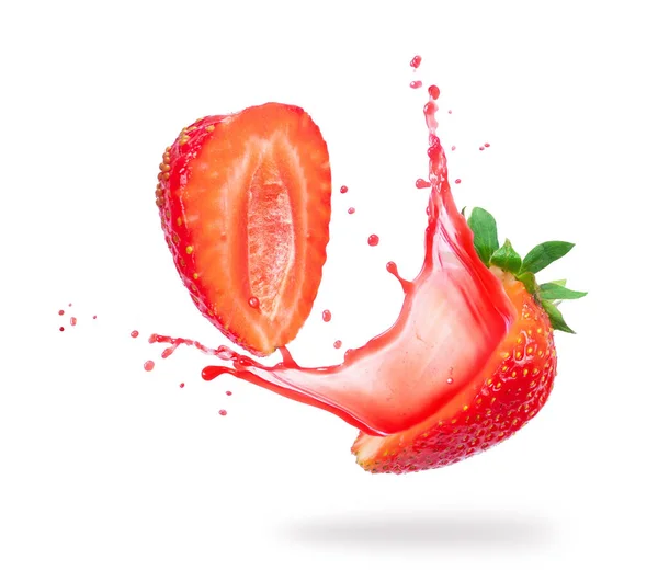 イチゴは白い背景の流れるジュース アップで つの半分にカット — ストック写真