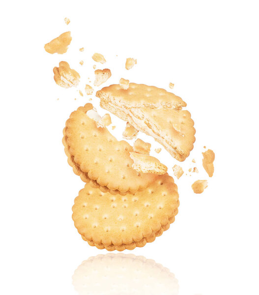 Печенье раздроблено на куски крупным планом на белом фоне
