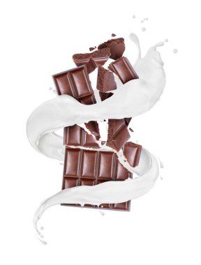 Beyaz bir arka plan üzerinde izole süt sıçraması ile ezilmiş çikolata