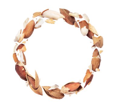 Beyaz arka plan üzerinde dairesel bir hareketle ezilmiş badem