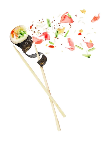 Ρολό Ξετυλίγεται Σούσι Στριμώχνεται Μεταξύ Των Ξύλινων Chopsticks Απομονώνονται Λευκό — Φωτογραφία Αρχείου