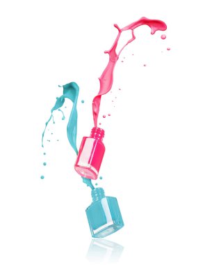 Tırnak cilaları şişe beyaz zemin üzerine dökülür ve su sıçramalarına