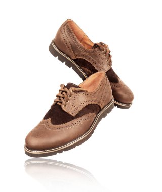 Beyaz bir arka plan üzerinde şık deri erkek ayakkabı