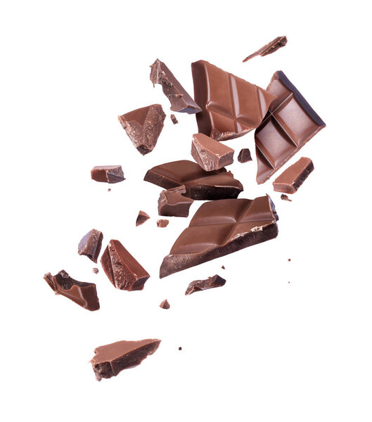 Шоколад разбит на куски в воздухе на белом фоне
