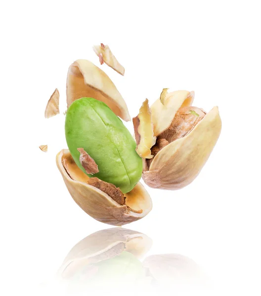 Gebarsten Pistachenoten Close Geïsoleerd Witte Achtergrond — Stockfoto