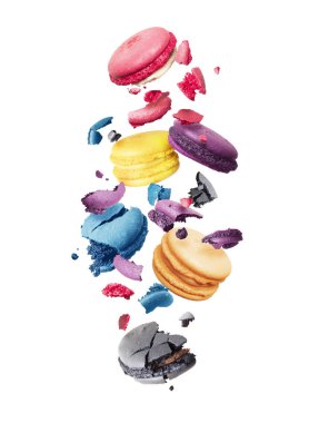 Renkli macaroons havada beyaz bir arka plan üzerinde izole parçalara bölünmüş