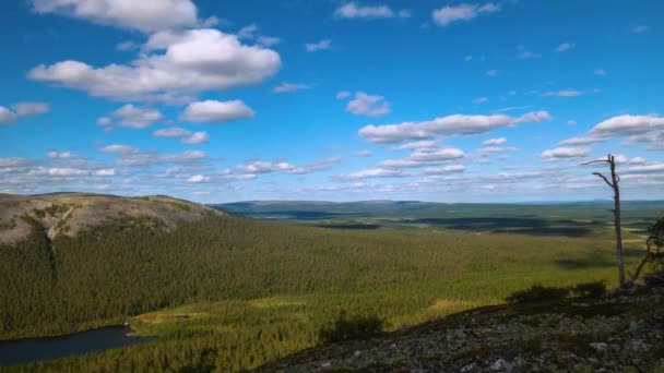 Molnen Flyger Över Kullarna Norra Europa — Stockvideo