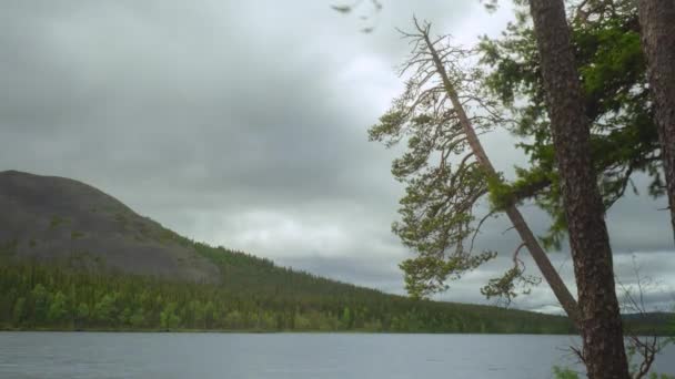 Nuages gris sur un lac forestier quelque part dans le nord de l'Europe 