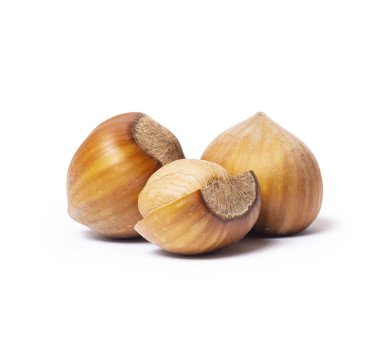 Beyaz arka plan üzerinde tüm ve kırık fındık izole kapatmak