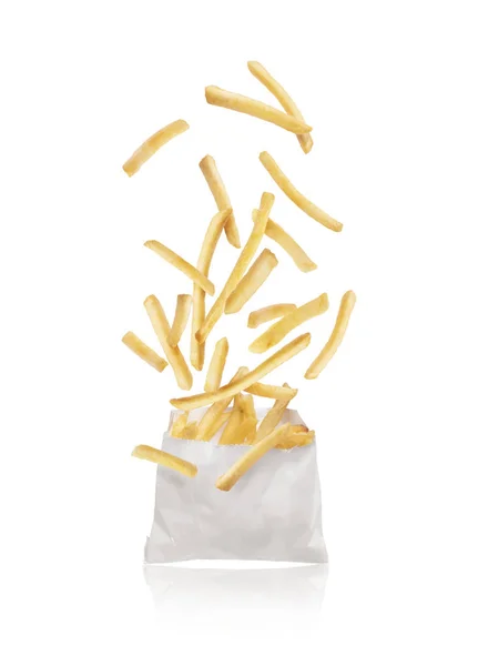 Pommes Frites Fliegen Aus Papierverpackung Isoliert Auf Weißem Hintergrund — Stockfoto