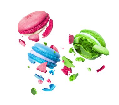 Renkli macaroons beyaz bir arka plan üzerinde havada parçalara yırtıldı