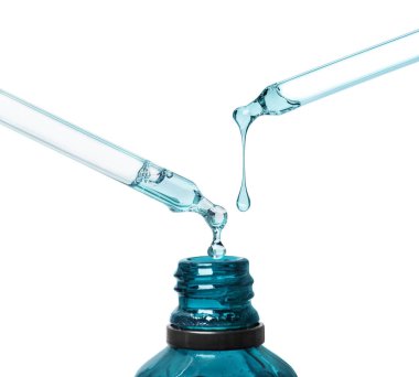 Beyaz arka plan üzerinde izole iki Pipetler ile kozmetik veya tıbbi şişe