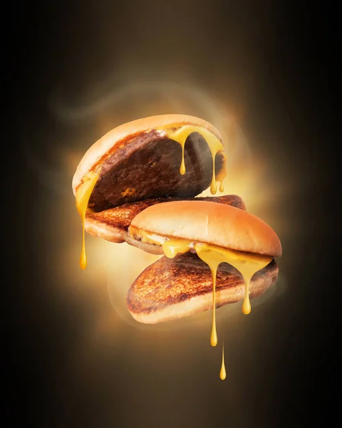 Dois Cheeseburger Aquecido Com Vapor Quente Escuro — Fotografia de Stock