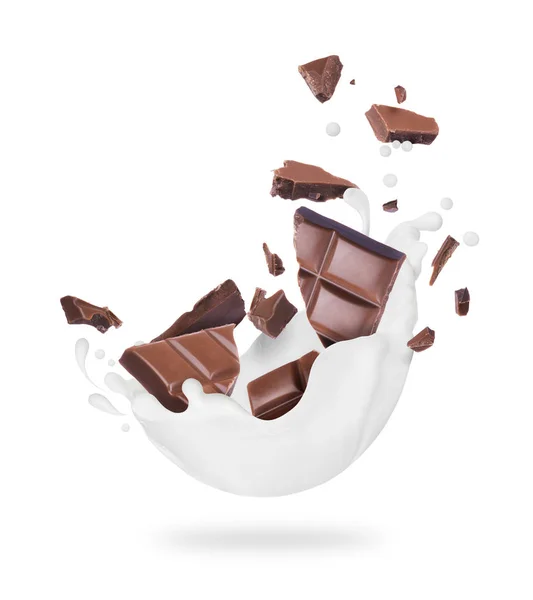 Sütlü Çikolata Parçalarını Sıçramalarına Beyaz Bir Arka Plan Üzerinde — Stok fotoğraf