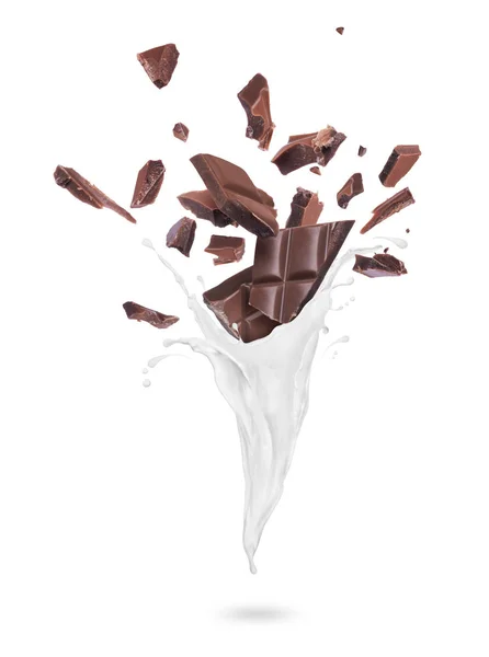 Sütlü Bitter Çikolata Parçaları Sıçramalarına Beyaz Bir Arka Plan Üzerinde — Stok fotoğraf