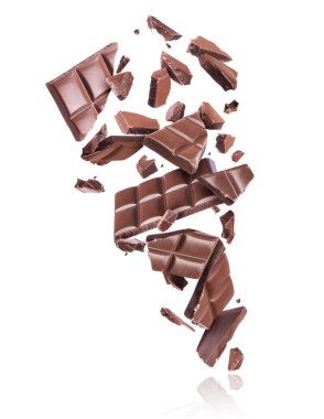 Çikolata barlar havada beyaz arka plan üzerinde izole kırık