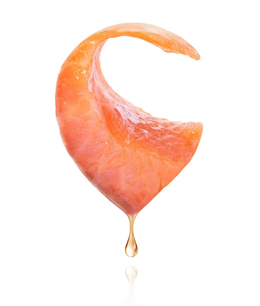 Fatia suculenta de salmão com queda de gordura no fundo branco — Fotografia de Stock