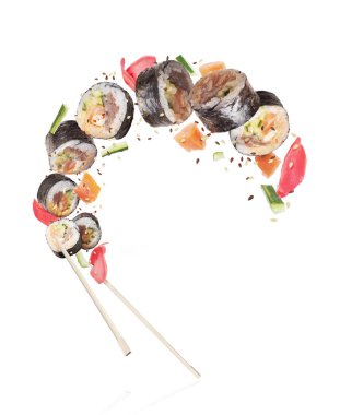 Beyaz arka plan üzerinde izole malzemelerle taze suşi rulo