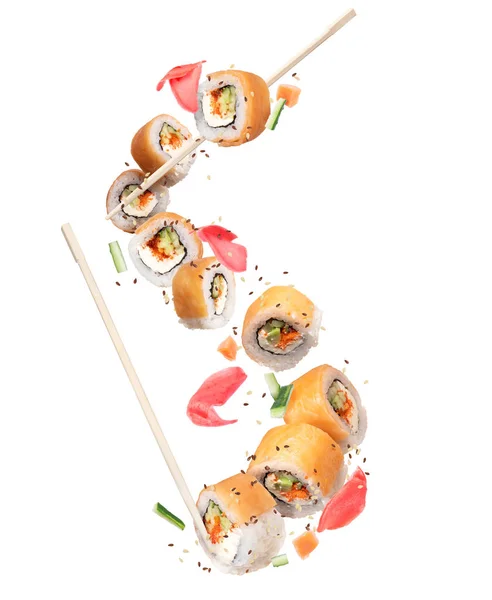 Rolos de sushi frescos com pedaços de salmão em alta resolução sobre fundo branco — Fotografia de Stock