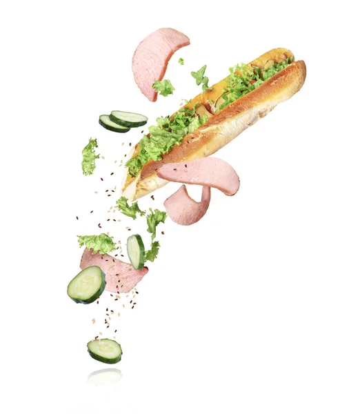Сендвіч з інгредієнтами, замороженими в повітрі на білому тлі — стокове фото