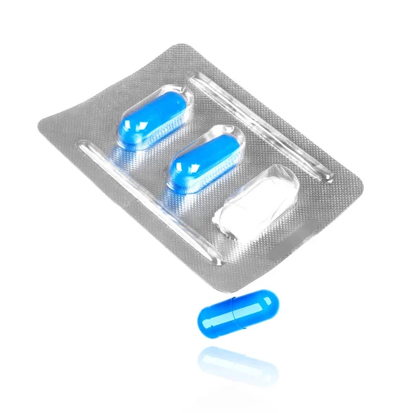 A fogamzásgátló tabletta kiesik a csomag, elszigetelt fehér háttér — Stock Fotó