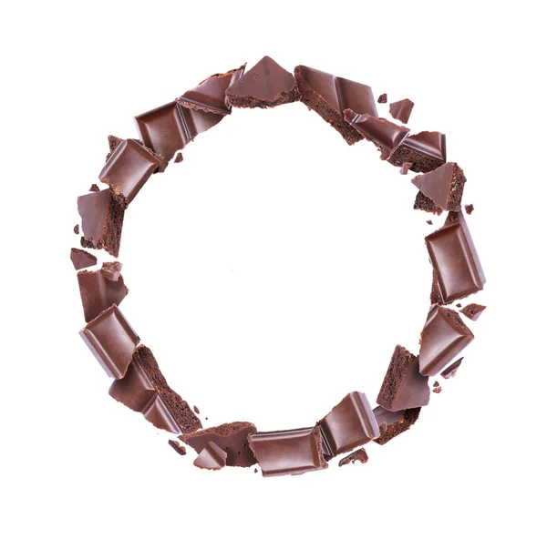 Шматочки пористого шоколаду в круговому русі ізольовані на білому тлі — стокове фото