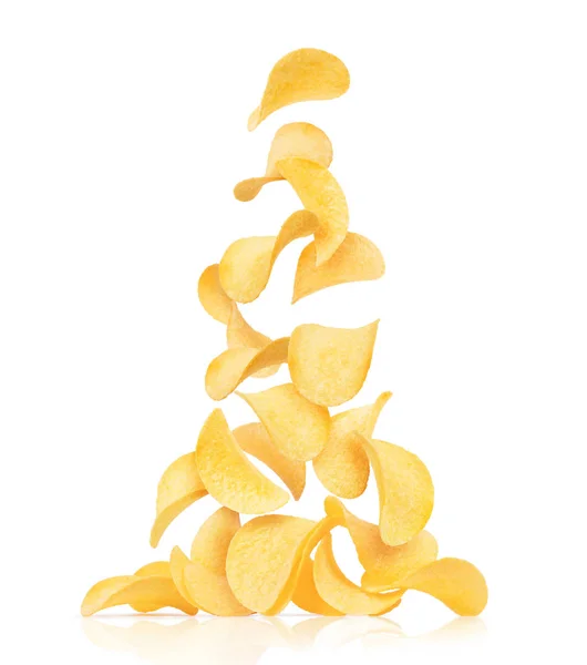 Картопляні чіпси падають на купу, ізольовані на білому тлі — стокове фото