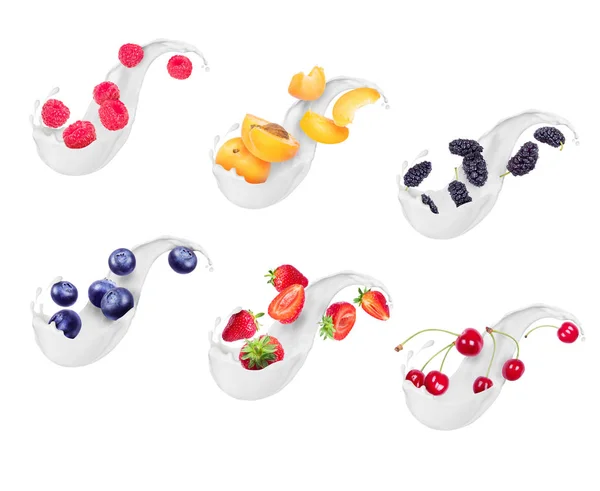Набор различных ягод с молочными брызгами крупным планом изолирован на белом фоне — стоковое фото