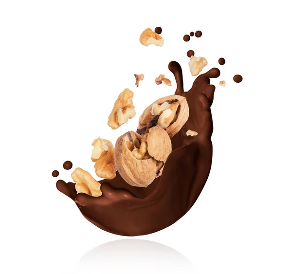 Spritzer geschmolzene Schokolade mit zerdrückten Walnüssen Nahaufnahme auf weißem Hintergrund — Stockfoto