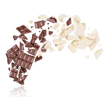 Havadaki birçok parçaya ayrılmış gözenekli koyu ve sütlü çikolata