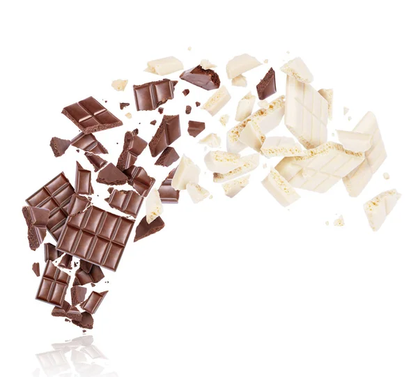 Poroso oscuro y chocolate con leche roto en muchos pedazos en el aire — Foto de Stock