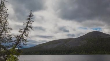 Bulutlar dağ nehrinin üzerinde uçuyor.