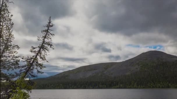 Nuages volent au-dessus de la rivière de montagne 