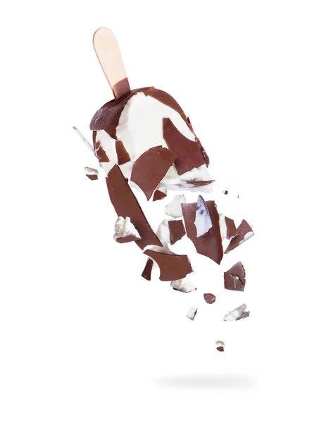 Кусочки шоколадного мороженого падают на белом фоне — стоковое фото
