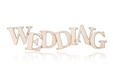 Yansımalı ahşap düğün, beyaz arka planda izole.