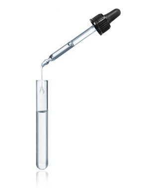 Beyaz arka plan üzerinde izole edilmiş bir şişeiçinde bir pipet damla damla