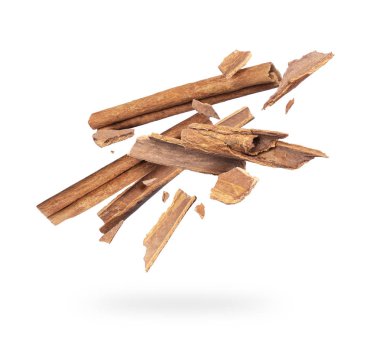 Tarçın çubukları beyaz arka plan üzerinde izole havada ezilmiş