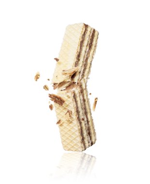 Waffle beyaz bir arka plan üzerinde izole iki yarısı ayrılmış 