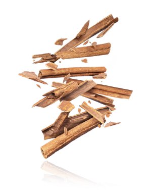 Tarçın çubukları beyaz arka plan üzerinde izole, yakın aşağı düşmek